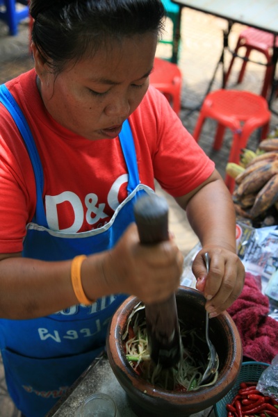 Preparing green papaya salad
