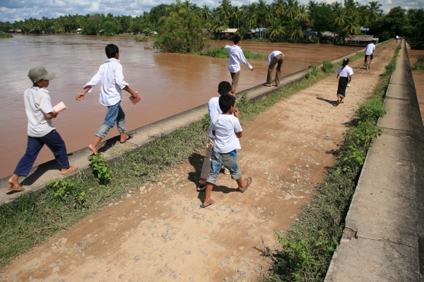 Crossing the French bridge, Si Pan Don